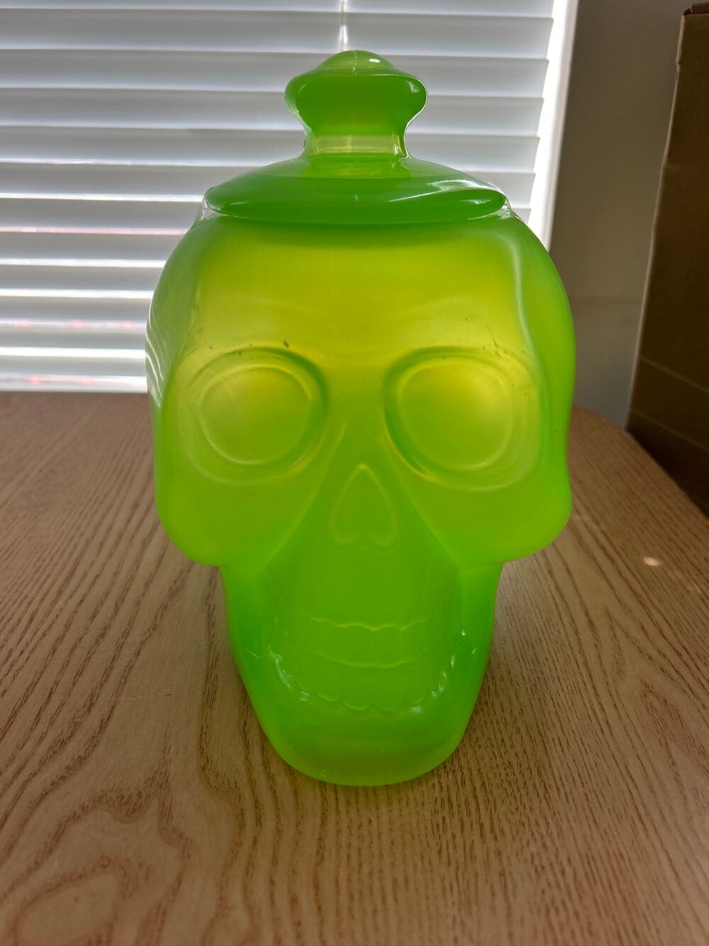 New Hyde & Eek Halloween 👻 Plastic Skull 💀 Container w/Lid Neon Green 7.5”x7”